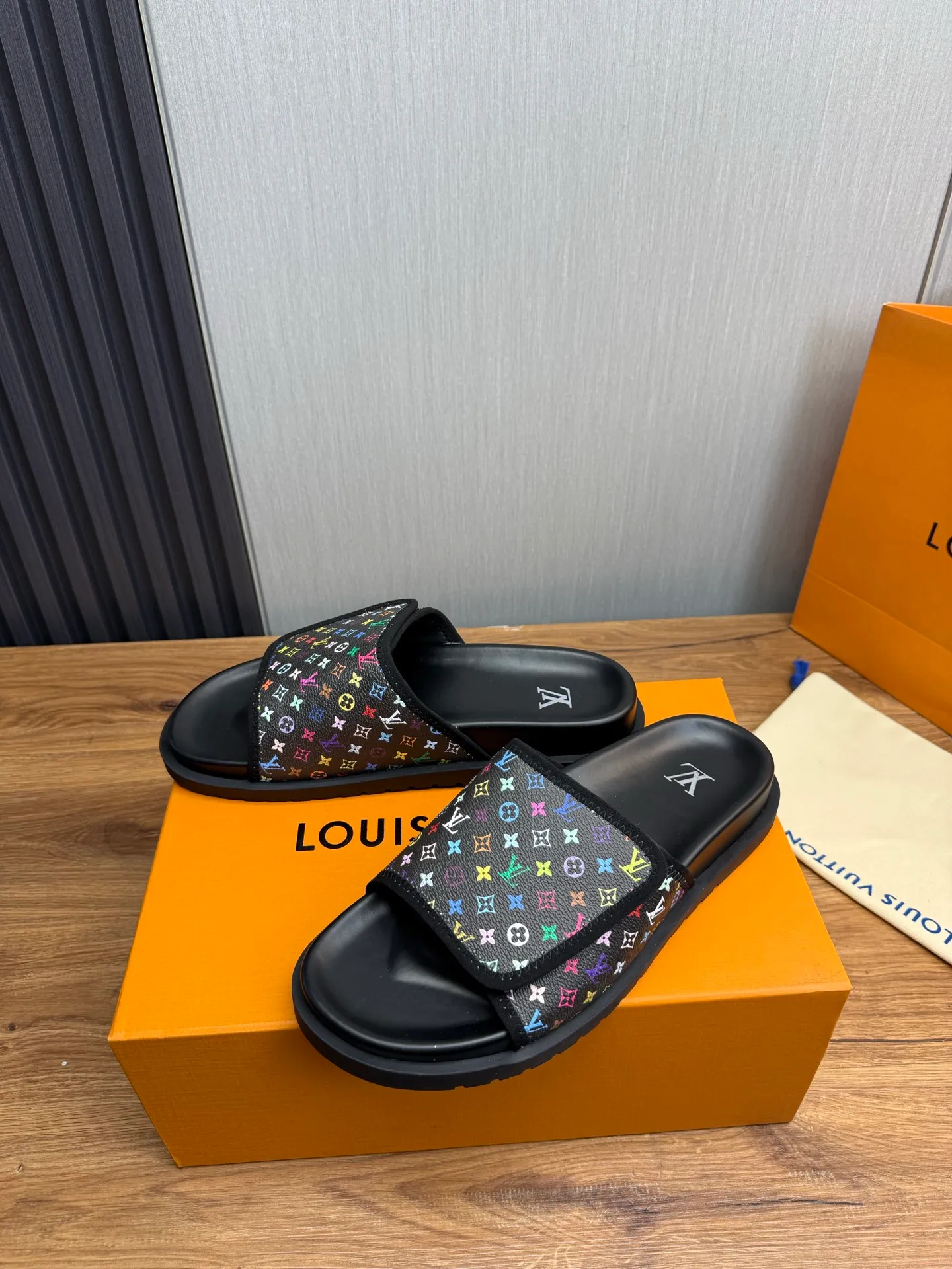 Men's shoes 💰340💰 ▪️LV's popular Little Red Book popular slippers hot sale: 1 shipment✅ Super textured and comfortable slippers, original TPU outsole. Authentic counter box drawer box packaging 🎁Size 38-45